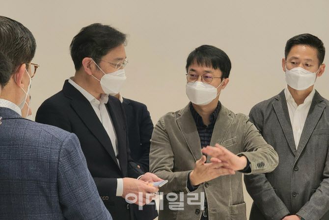 이재용 삼성전자 부회장(왼쪽 두 번째)이 차세대 모바일 관련 디자인을 살펴보고 있는 모습. (사진=삼성전자)