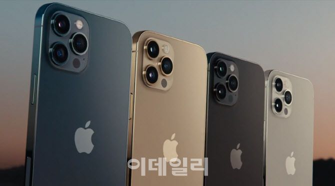 아이폰12 프로맥스는 가장 높은 사양을 자랑하는 최상위 모델로 그래파이트·실버·골드·퍼시픽 블루 등 4가지 색상으로 출시된다.