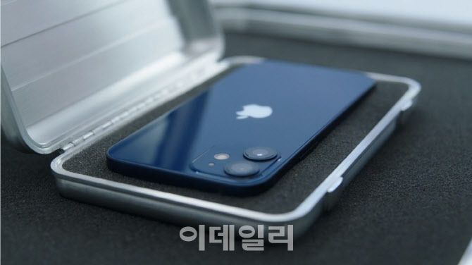애플이 지난달 행사에서 공개한 아이폰12 미니. 5.4인치로 시리즈 내 가장 작고 가볍다.