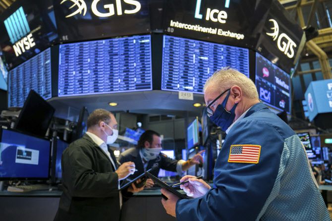 9일(현지시간) 미국 뉴욕증권거래소 입회장에서 트레이더들이 업무에 임하고 있다. (사진=연합뉴스)