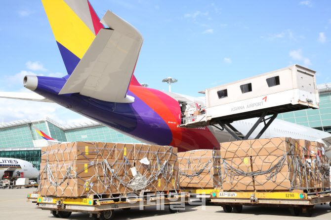 인천국제공항 제1여객터미널에서 아시아나항공 및 조업사 직원들이 화물기로 개조한 A350 항공기 기내에 수출화물을 탑재하고 있다.(사진=아시아나항공)