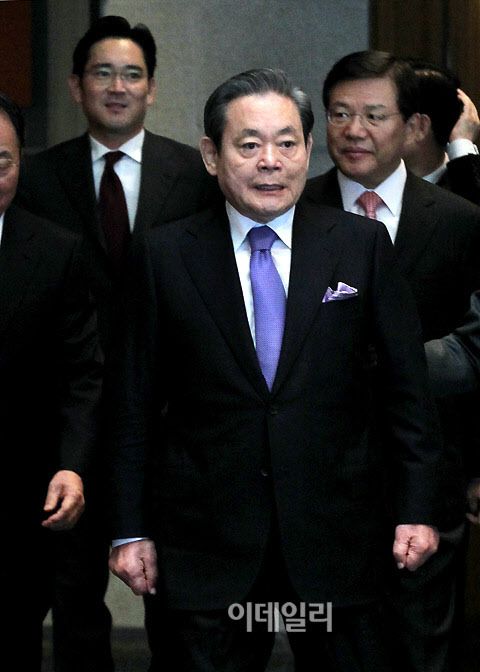 고(故) 이건희 삼성전자 회장(가운데)과 아들 이재용 삼성전자 부회장(왼쪽 뒤)이 2011년 1월3일 서울 장충동 신라호텔에서 열린 ‘삼성그룹 2011년 신년 하례회’에 참석한 뒤 호텔을 빠져 나가고 있다. 이데일리DB.