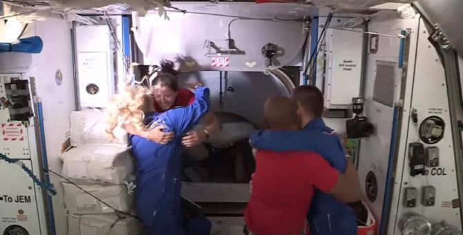 해치를 열고 ISS로 도착한 ‘리질리언스’ 승무원들이 이미 도착해 있던 우주인들의 환영을 받고 있다.(사진=스페이스X 중계)