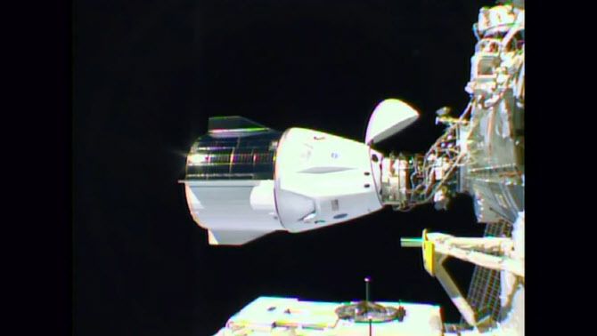 도킹에 성공한 리질리언스(사진=스페이스X 영상 캡처)