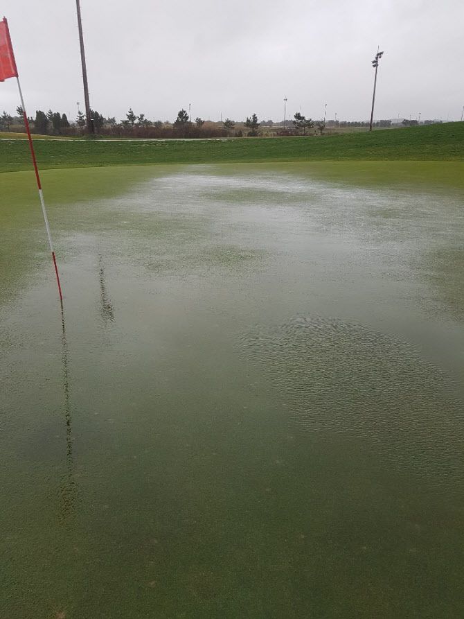 폭우로 인해 그린 위에 고인 빗물. (사진=KPGA)