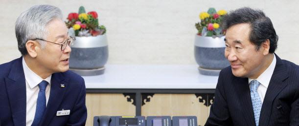 이낙연 더불어민주당 대표는 선별지원, 이재명 경기도지사는 전국민 지원 입장을 밝혀 2차 긴급재난지원금 지급 대상을 놓고 엇갈린 의견을 냈다. 연합뉴스 제공