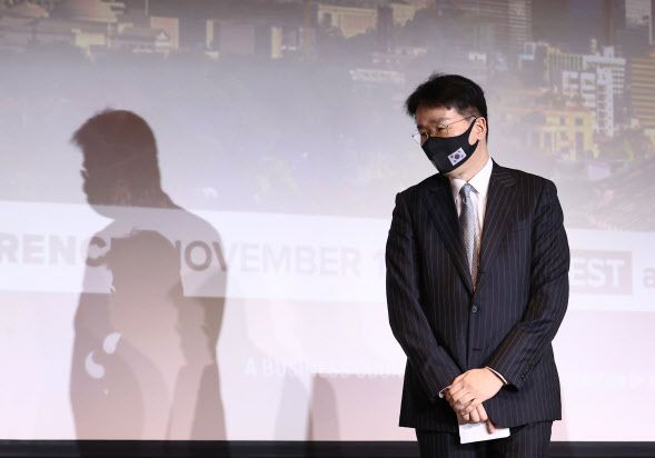 조원태 한진그룹 회장이 지난 18일 여의도 전경련회관에서 열린 한미재계회의에서 고 조양호 전 회장에 대한 공로패를 전달받은 뒤 단상을 내려오고 있다. (사진=연합뉴스)