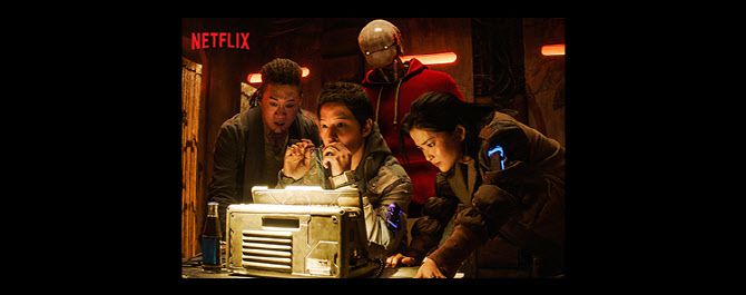 ▲승리호: 공개일 미정. 2092년, 우주쓰레기 청소선 승리호의 선원들이 대량살상무기로 알려진 인간형 로봇 도로시를 발견한 후 위험한 거래에 뛰어드는 이야기를 그리는 우주 SF 블록버스터. 송중기, 김태리, 진선규, 유해진 주연. 조성희 감독 연출