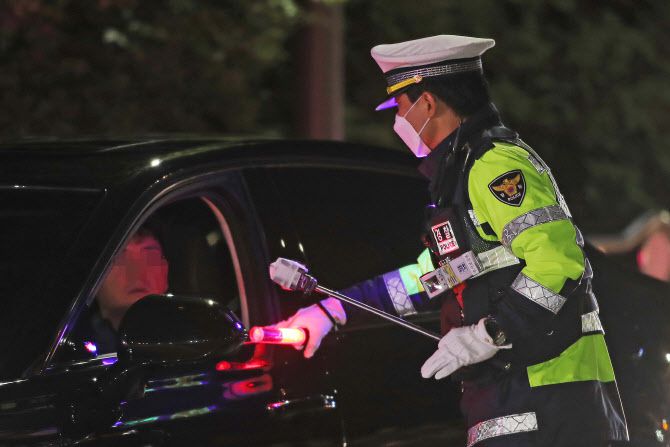 강서경찰서 교통과 소속 경찰들이 5월 19일 오후 서울 강서구 강서구민회관 인근에서 접촉으로 인한 코로나19 감염을 막기 위해 비접촉식 감지기로 음주단속을 하고 있다.(사진=연합뉴스)