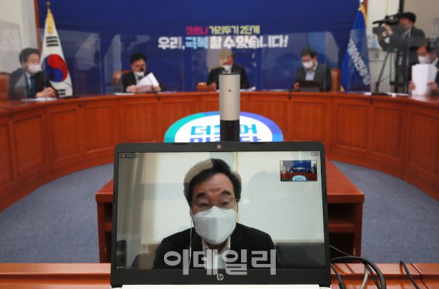 이낙연 더불어민주당 대표가 25일 서울 여의도 국회에서 열린 최고위원회의에서 화상으로 참석해 모두발언을 하고 있다. (사진=노진환 기자)