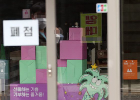 코로나19의 제3차 대유행에 따라 정부가 사회적 거리두기 단계 격상을 논의 중인 29일 오후 서울 중구 명동 상가에 임대, 폐점 안내가 붙어있다. 한편 29일 코로나19 신규 확진자는 450명으로 집계됐다. (사진=노진환 기자)