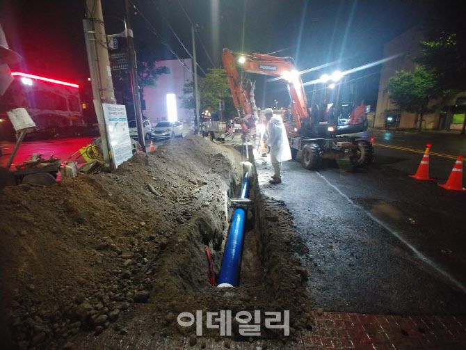 서울 성동구 마장초등학교 주변 하수관로 공사를 하고 있는 모습.(사진=성동구 제공)