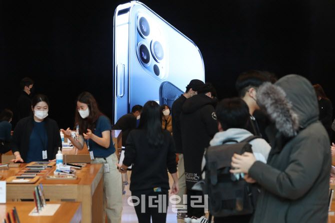 [이데일리 이영훈 기자]애플의 첫 5G 스마트폰 아이폰12 국내 공식 출시일인 지난달 30일 서울 강남구 신사동 애플 스토어에를 방문한 고객들이 신제품을 살펴보고 있다.