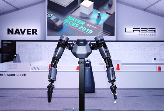 ▲네이버가 개발한 브레인리스 로봇. CES2019에서 전시됐다. 두뇌에 해당하는 고성능 프로세서와 로봇 본체를 분리한 뒤 두뇌와 팔을 5G기술을 통해 연결한 로봇이다. 클라우드 형태의 고성능 프로세서는 여러 대의 두뇌가 없는 로봇을 동시에 제어할 수 있다.