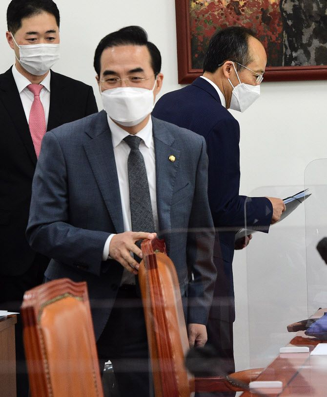 12일 서울 여의도 국회에서 열린 예산결산특별위원회 결산심사소위원회에 소위원장인 추경호 국민의힘 예결위 간사(오른쪽)와 박홍근 더불어민주당 예결위 간사가 참석하고 있다.(사진=연합뉴스)