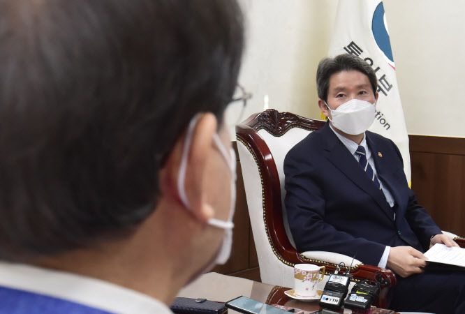 이인영 통일부 장관이 4일 오전 정부서울청사에서 이기범 회장 등 대북협력민간단체협의회(이하 북민협) 주요 인사들과 면담을 하고 있다(사진=연합뉴스).