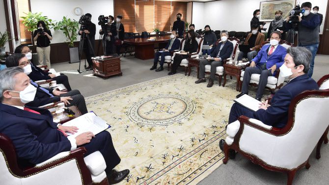 이인영 통일부 장관(오른쪽)이 4일 오전 정부서울청사에서 이기범 회장 등 대북협력민간단체협의회(이하 북민협) 주요 인사들과 면담을 하고 있다(사진=연합뉴스).