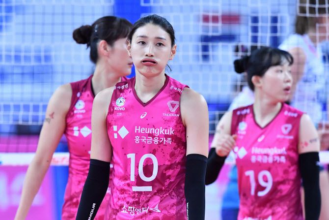 GS칼텍스에게 시즌 첫 패배를 당한 뒤 아쉬워하는 흥국생명 김연경. 사진=KOVO