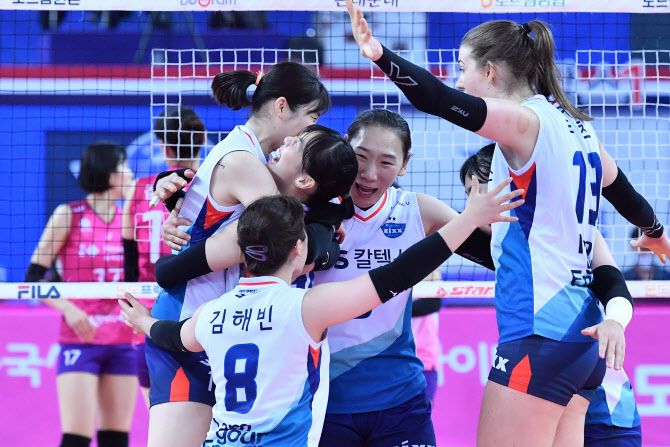 GS칼텍스 선수들이 흥국생명을 상대로 승리를 거둔 뒤 서로 얼싸안으며 기뻐하고 있다. 사진=KOVO