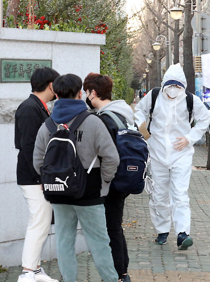 3일 오전 인천시 부평구 부평고등학교에서 치러진 2021학년도 대학수학능력시험(수능)에서 수험생이 방역복을 입고 고사장으로 들어가고 있다.(사진=뉴시스)