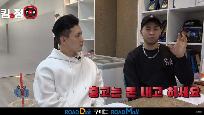 ROAD FC에서 활약 중인 파이터 김승연(오른쪽). 사진=ROAD FC 유튜브 캡처