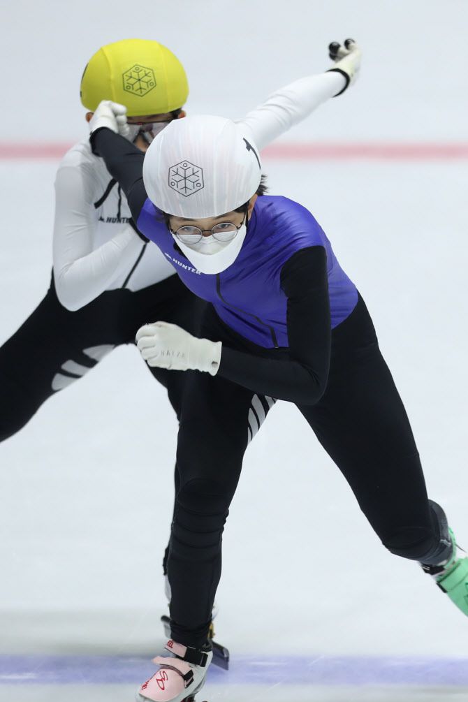 지난달 27일 경기도 의정부 실내빙상장에서 열린 제37회 전국남녀 쇼트트랙스피드스케이팅대회 경기 장면. (사진=연합뉴스)