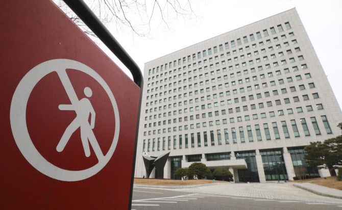 법무부의 윤석열 검찰총장에 대한 검사징계위원회가 예정된 10일 오전 윤석열 검찰총장이 출근한 서울 서초구 대검찰청 앞에 보행금지 그림이 보이고 있다. 사진=뉴시스