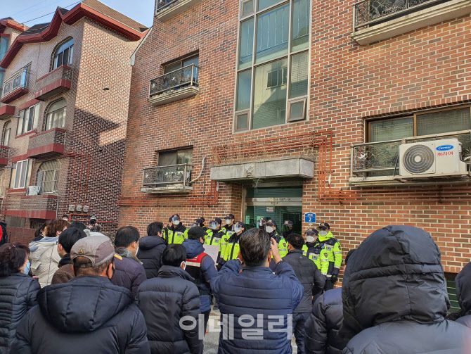 12일 출소한 조두순 안산 자택 앞에 주민들이 모여 있다.(사진=공지유 기자)