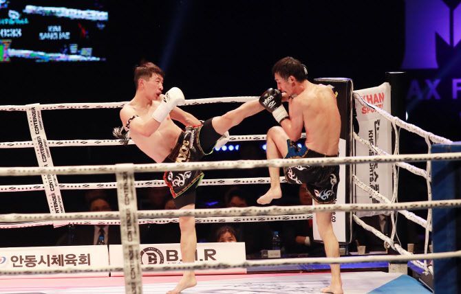 MAX FC -55kg급 챔피언 김상재(왼쪽). 사진=MAX FC