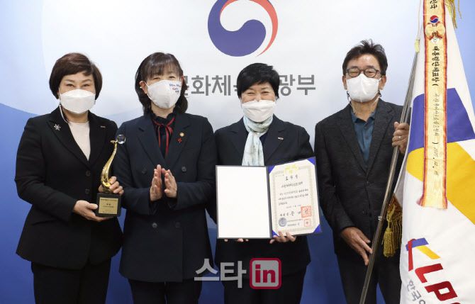 KLPGA가 16일 대한민국 스포츠산업대상 대통령 표창을 받았다. 약식으로 진행된 시상식 뒤 김순미 KLPGA 수석부회장(왼쪽부터)과 최윤희 문체부 제2차관, 강춘자 KLPGT 대표이사, 김남진 KLPGA 사무총장이 기념촬영하고 있다. (사진=문화체육관광부)