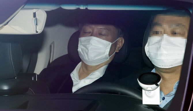 법무부 검사징계위원회의 정직 결정에 대해 불법·부당한 조치라며 법적 대응 방침을 밝힌 윤석열 검찰총장이 16일 오전 서울 서초구 대검찰청으로 출근하고 있다 (사진=연합뉴스)