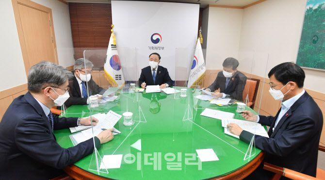 홍남기 경제부총리 겸 기획재정부 장관(가운데)이 16일 정부서울청사에서 이재갑 고용노동부 장관, 구윤철 국무조정실장, 강신욱 통계청장, 이호승 청와대 경제수석, 최기영 과학기술정보통신부 장관, 조성욱 공정거래위원장, 한상혁 방송통신위원장이 참석한 가운데 녹실회의를 주재했다. 기획재정부 장관