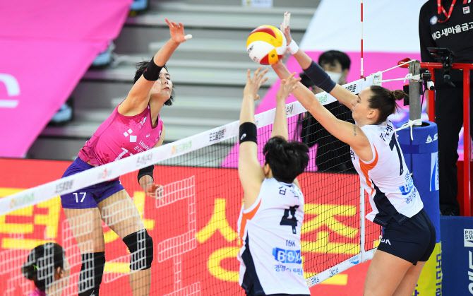 흥국생명 이재영이 IBK기업은행과의 경기에서 강스파이크를 날리고 있따. 사진=KOVO