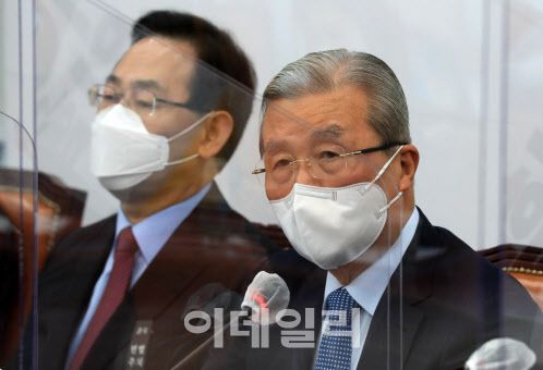김종인 국민의힘 비상대책위원장은 20일 오후 열린 긴급 화상 비상대책위원회의에서 “확진자 숫자가 늘어나고, 3단계로 격상될 수밖에 없는 상황이 되면 어떤 조치를 해야 하는지 미리 준비해야 한다”며 3차 재난지원금의 조기 집행을 촉구했다.(사진=이데일리DB)
