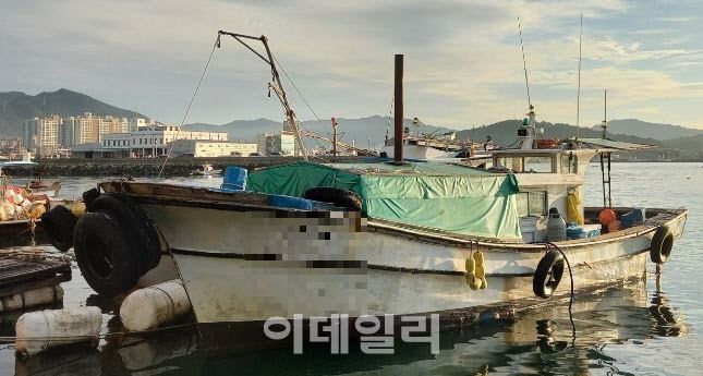 ‘표준어선형’ 제도 도입 전인 현재는 소형어선에 화장실도 없고 천막으로 간이 휴게실을 만드는 실정이다. [사진=이데일리 최훈길 기자]