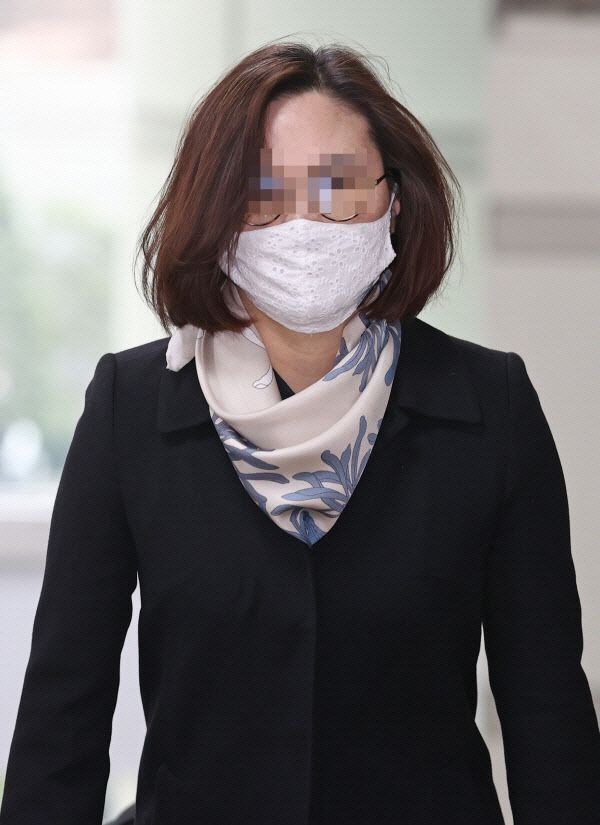 자녀 입시비리와 사모펀드 투자 의혹 등 혐의로 재판에 넘겨진 정경심 동양대 교수가 23일 오후 서울 서초구 서울중앙지법에서 열리는 1심 선고 공판에 출석하고 있다 (사진=연합뉴스)