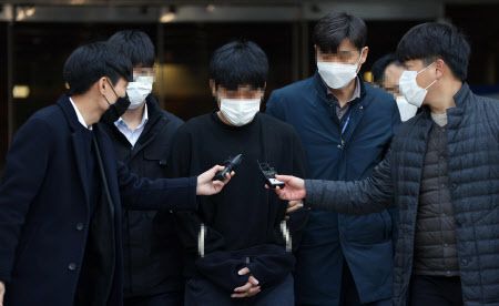 세계 최대 아동 성 착취물 사이트 ‘웰컴 투 비디오’ 운영자 손정우가 9일 오전 서초구 서울중앙지방법원에서 범죄수익은닉규제법 위반 등 혐의로 구속 전 피의자 심문(영장실질심사)을 마치고 법원을 나서고 있다. (사진=연합뉴스)