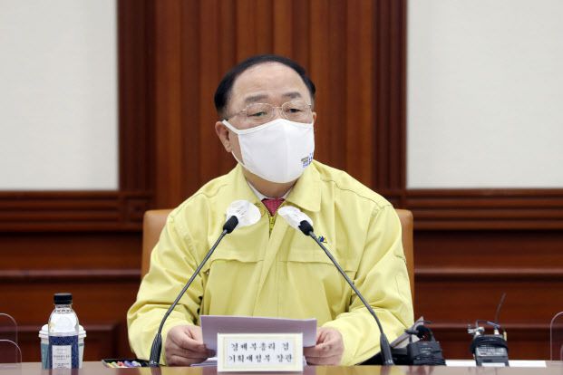 홍남기 경제부총리가 23일 정부서울청사에서 열린 제23차 비상경제 중앙대책본부 회의 겸 제7차 한국판 뉴딜 관계장관회의를 주재하고 있다. 연합뉴스 제공