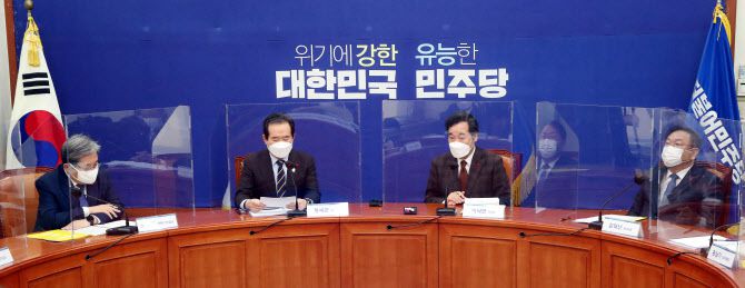 27일 국회에서 열린 고위 당정청협의회 참석자들이 이야기하고 있다. 연합뉴스 제공