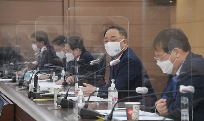 홍남기 경제부총리 겸 기획재정부 장관이 28일 정부세종청사에서 열린 기재부 확대간부회의를 주재하고 있다. 기재부 제공.