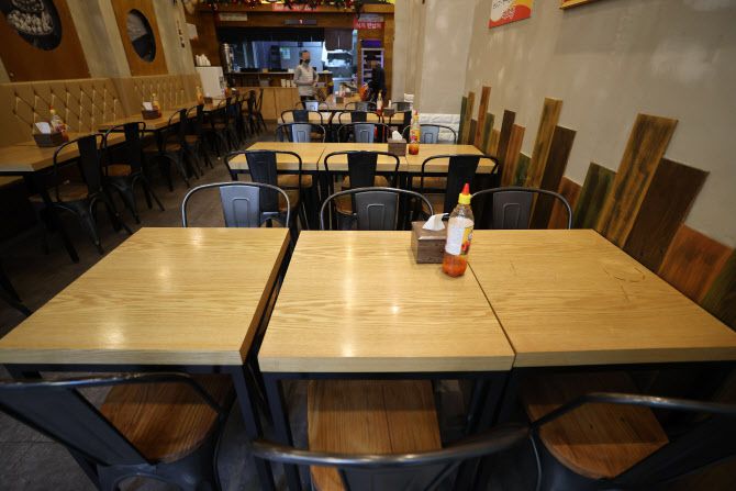 지난 28일 서울 중구 명동의 한 쌀국수 가게가 한산한 모습을 보이고 있다. 연합뉴스 제공