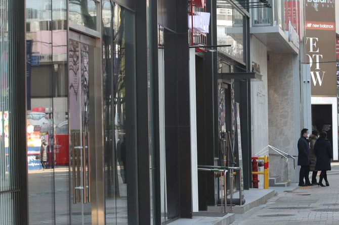 21일 서울 명동거리 상점가가 한산하다. (사진=연합뉴스)