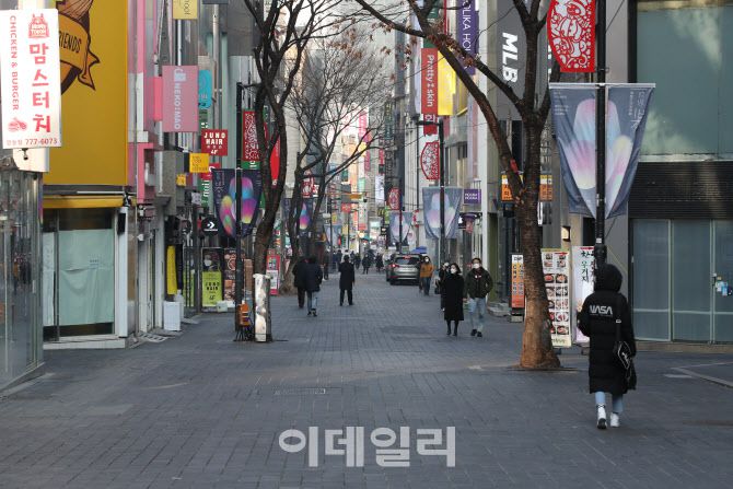 [이데일리 이영훈 기자] 크리스마스 하루 앞둔 24일 오전 서울 중구 명동 일대가 한산한 모습을 보이고 있다.