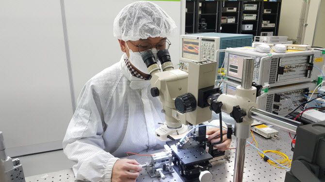 ▲ETRI 연구원이 개발된 광소자 및 광모듈 시제품에 대한 고속신호 특성을 평가하고 있다.