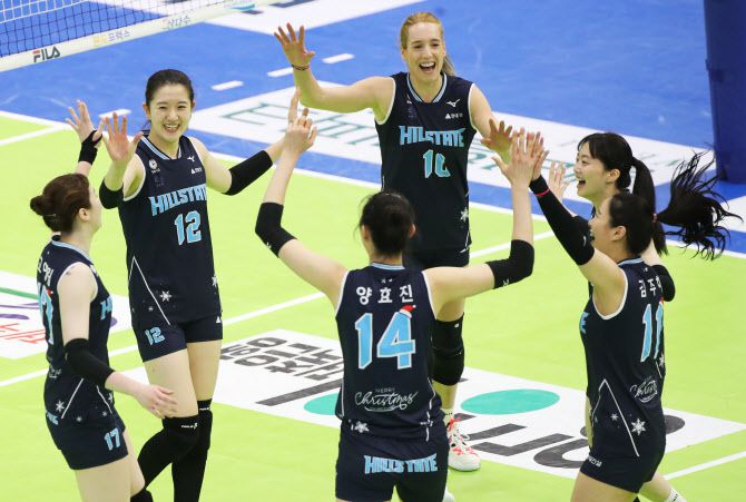 현대건설 선수들이 29일 경기도 수원실내체육관에서 열린 프로배구 V리그 여자부 흥국생명과 경기에서 승리한 뒤 기뻐하고 있다. (사진=연합뉴스)