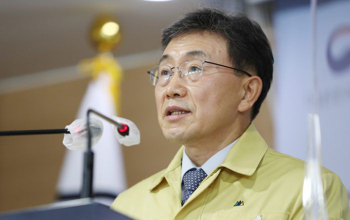 권덕철 보건복지부 장관이 27일 서울 종로구 정부서울청사에서 코로나19 대응 중앙재난안전대책본부 회의 결과를 발표하고 있다.(사진=이데일리)