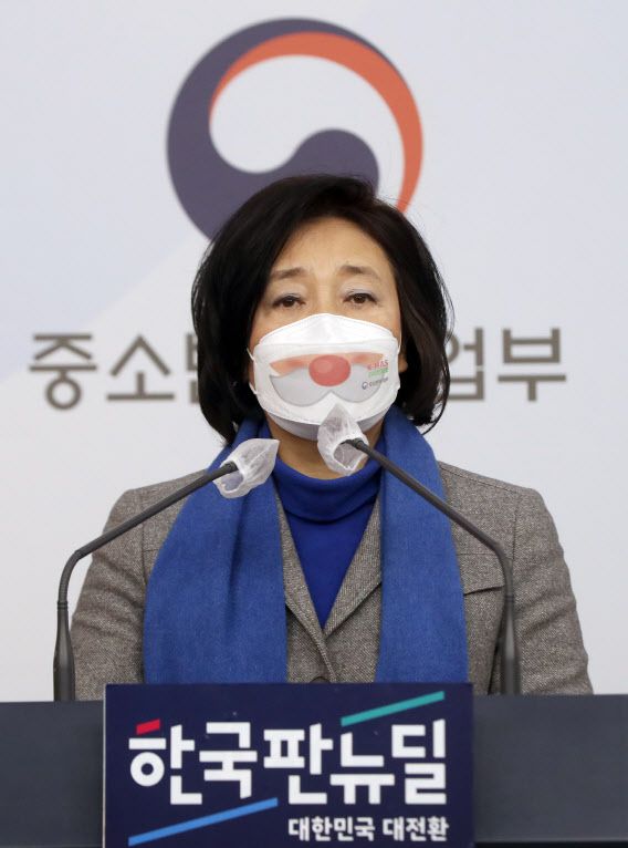 박영선 중소벤처기업부 장관이 17일 정부서울청사에서 “산타마스크의 첫 선물은 코로나 의료진에게 전달하고 세상에서 가장 아름다운 K-마스 거리를 신촌에 이어 삼청로에도 조성한다”는 내용의 크리스마스 준비계획을 발표하고 있다. (사진=연합뉴스)