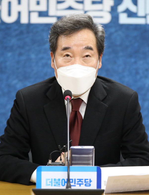 1일 오전 서울 여의도 당사에서 열린 더불어민주당 2021년 온택트 신년인사회에서 이낙연 대표가 새해 인사말을 하고 있다. (사진=연합뉴스)