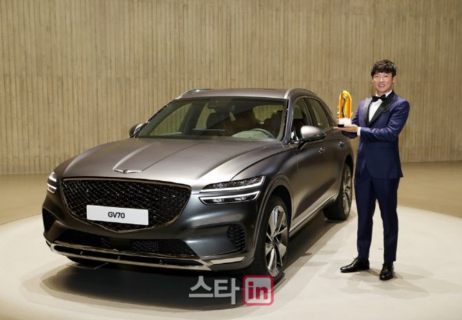 KPGA 코리안투어 제네시스 대상과 상금왕을 모두 차지하며 프로 데뷔 14년 만에 일인자로 등극한 김태훈이 부상으로 받은 제네시스 GV70 자동차 앞에서 포즈를 취하고 있다. (사진=KPGA)