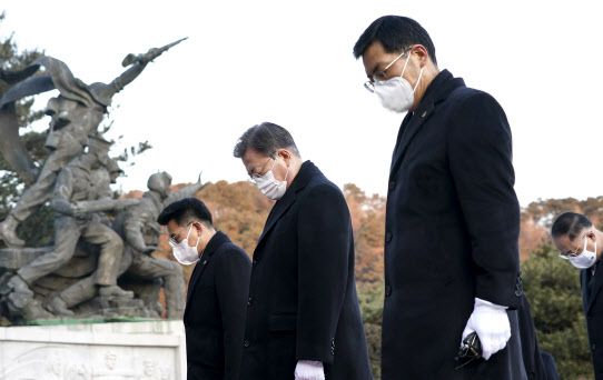 문재인 대통령이 2일 오전 국무위원들과 동작구 국립서울현충원을 찾아 현충탑에서 묵념하고 있다. (사진=연합뉴스)